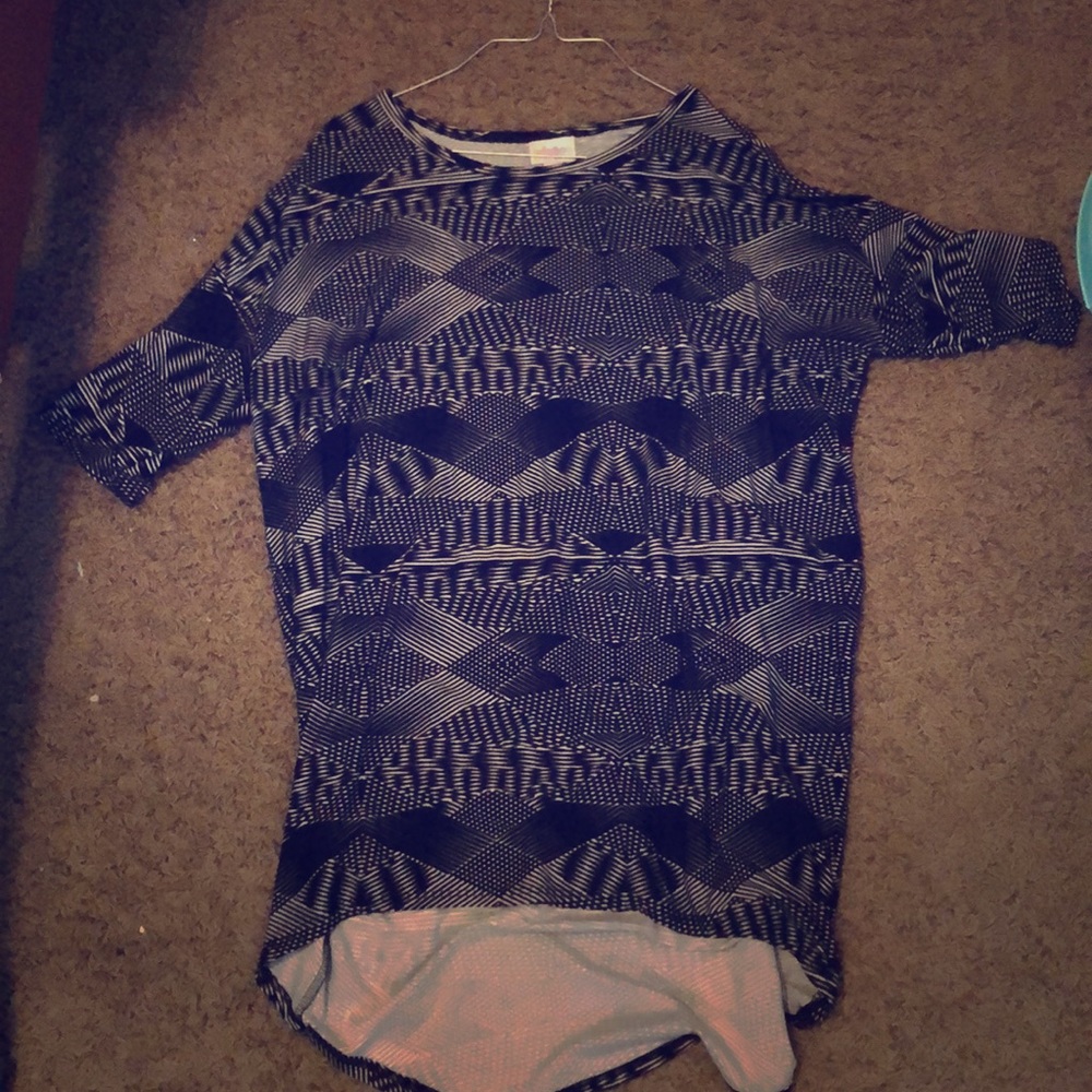 Lularoe XS super cute design top !